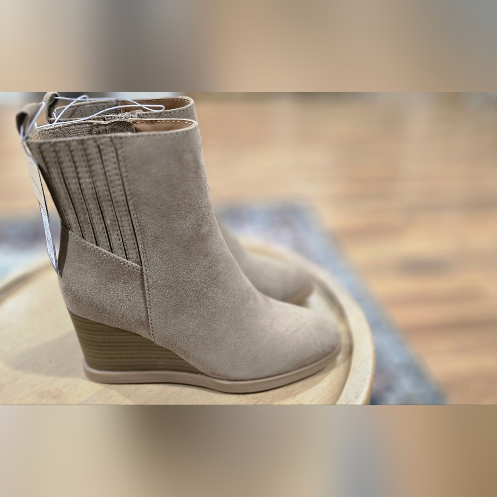 Women's NWT Universal Thread Cypress Boots, Size 6